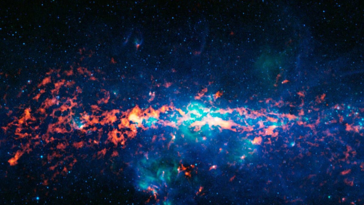 Infrared submillimetre view of the Galactic Centre showing the dense Sagittarius B2 molecular cloud complex