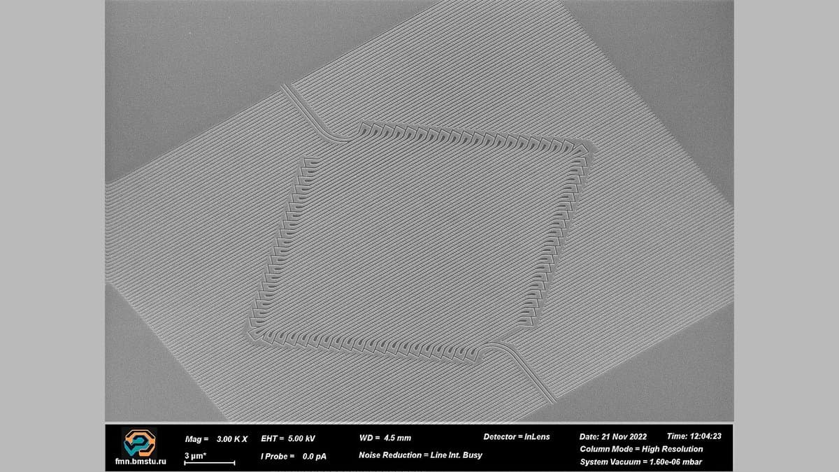 Electron-microscope image of a superconducting single-photon detector: a thin wire folded back and forth in a square meander across the chip, with an instrument data bar and a 3-micrometre scale bar along the bottom.
