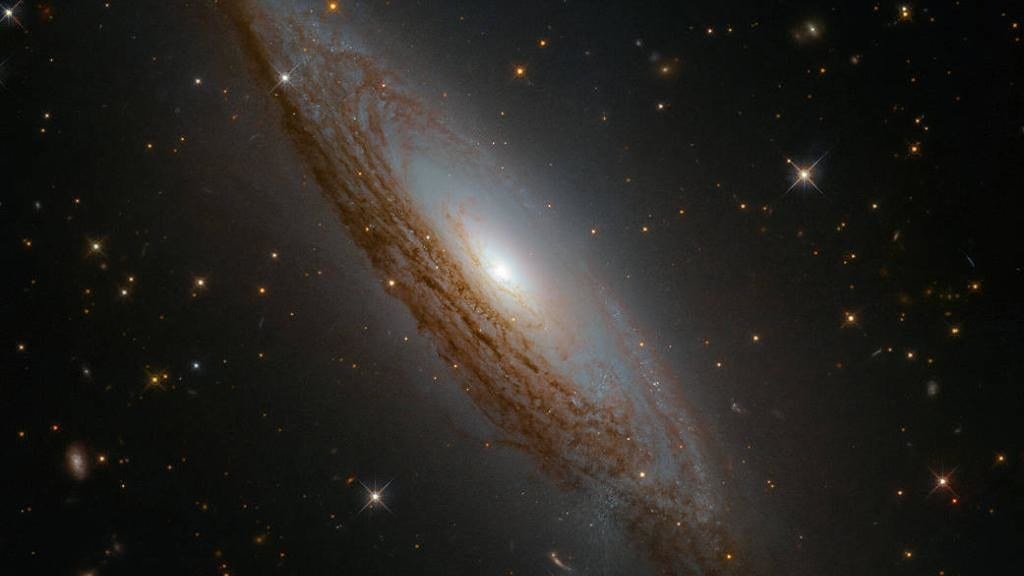 Hubble image of a galaxy with a bright active central region hosting a supermassive black hole