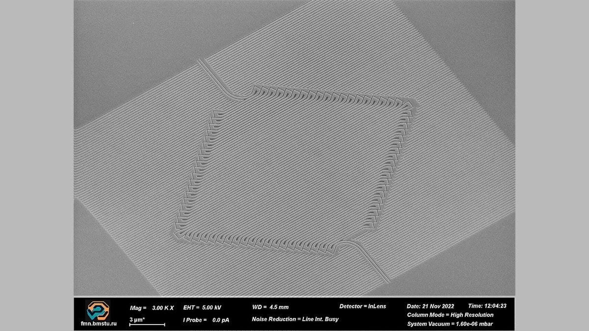 Electron-microscope image of a superconducting single-photon detector: a thin wire folded back and forth in a square meander across the chip, with an instrument data bar and a 3-micrometre scale bar along the bottom.
