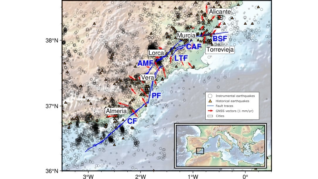 Map of southeastern Spain with blue fault traces of the Eastern Betics Shear Zone, red arrows for GNSS ground motion, and thousands of plotted historical and instrumental earthquakes around Alicante, Murcia, Torrevieja, Lorca, Vera and Almeria.